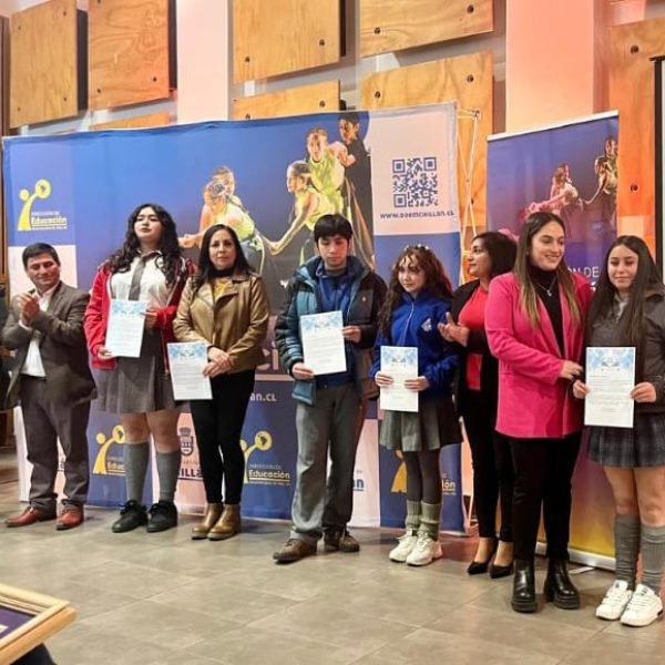 CON LA PRESENCIA DE AUTORIDADES LOCALES Y DELEGACIONES DE 5 LICEOS DE LA REGIÓN DE ÑUBLE , LA FUNDACIÓN KIMEN TREMEN HIZO ENTREGA DE LA BECA MARIO CASTRO ALARCÓN Y DEL PREMIO ESTÍMULO AL ESFUERZO A DESTACADOS ESTUDIANTES.