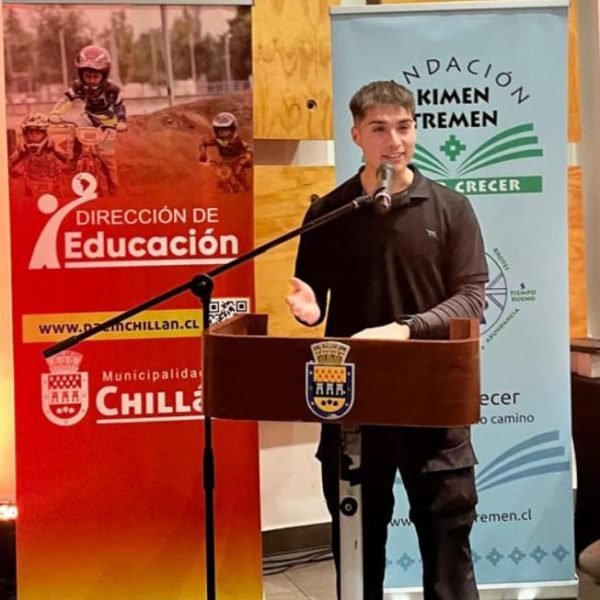 Con un emotivo discurso el ex becado Daniel Fernández, del Liceo Arturo Prat Chacón, agradeció haber sido beneficiado con la Beca Mario Castro Alarcón.